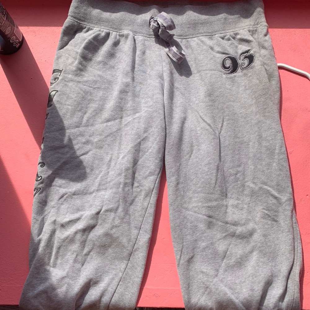 These are sweatpants size m in woman there a lil dinge but yea